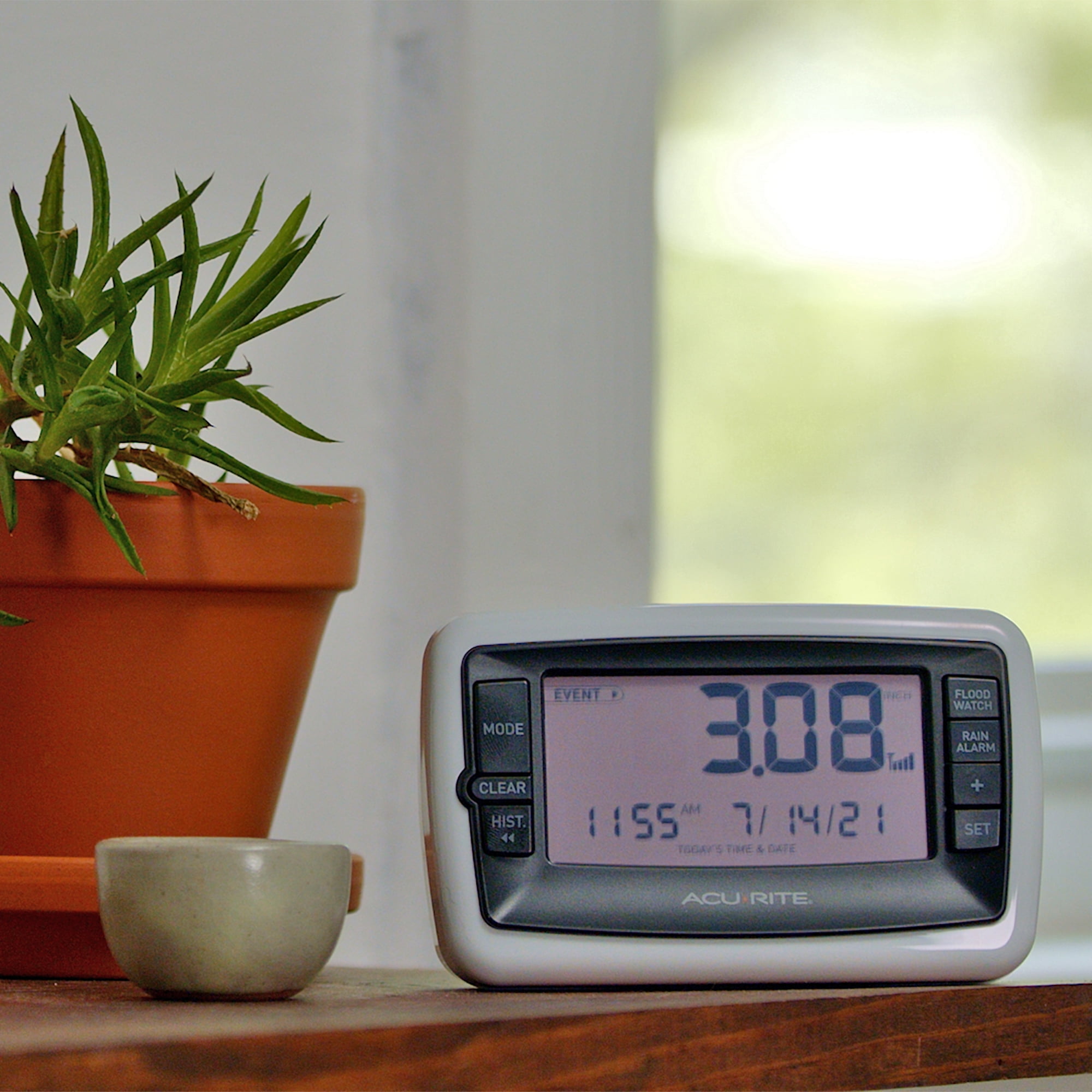 AcuRite Wireless Digital Rain Gauge with Self-Emptying Collector with Rainfall History, Alerts, and Current Date and Time (00899)