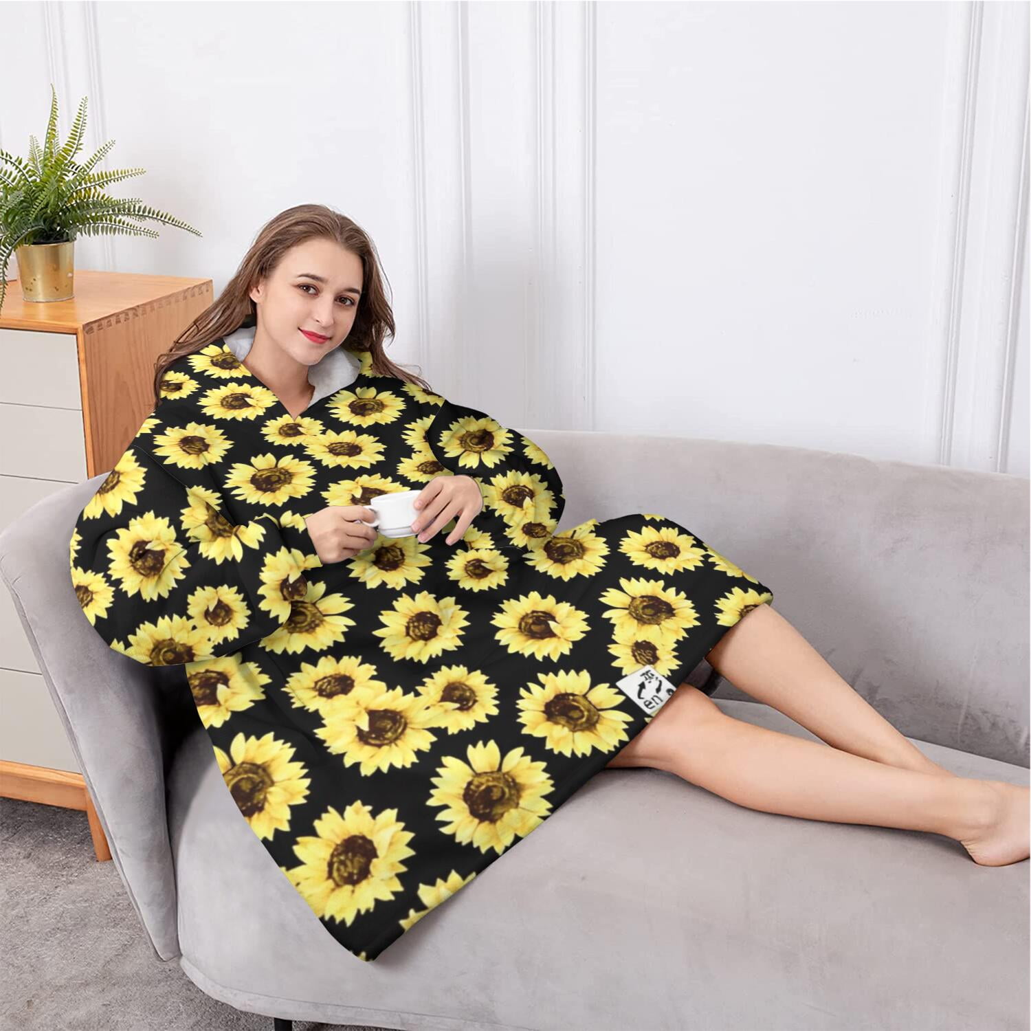 Oversized Wearable Blanket Hoodie,Black Sunflower Pattern Sherpa Blanket Hoodie with Super Pockets,Super Warm Fuzzy Pullover for Women & Men