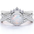 thumbnail image 1 of JeenMata Anillo de Bodas de 1,15 Quilates con Ópalo de Fuego Azul Redondo Vintage y Moissanita Engastado en Oro Blanco de 18 K sobre Plata, 1 of 5