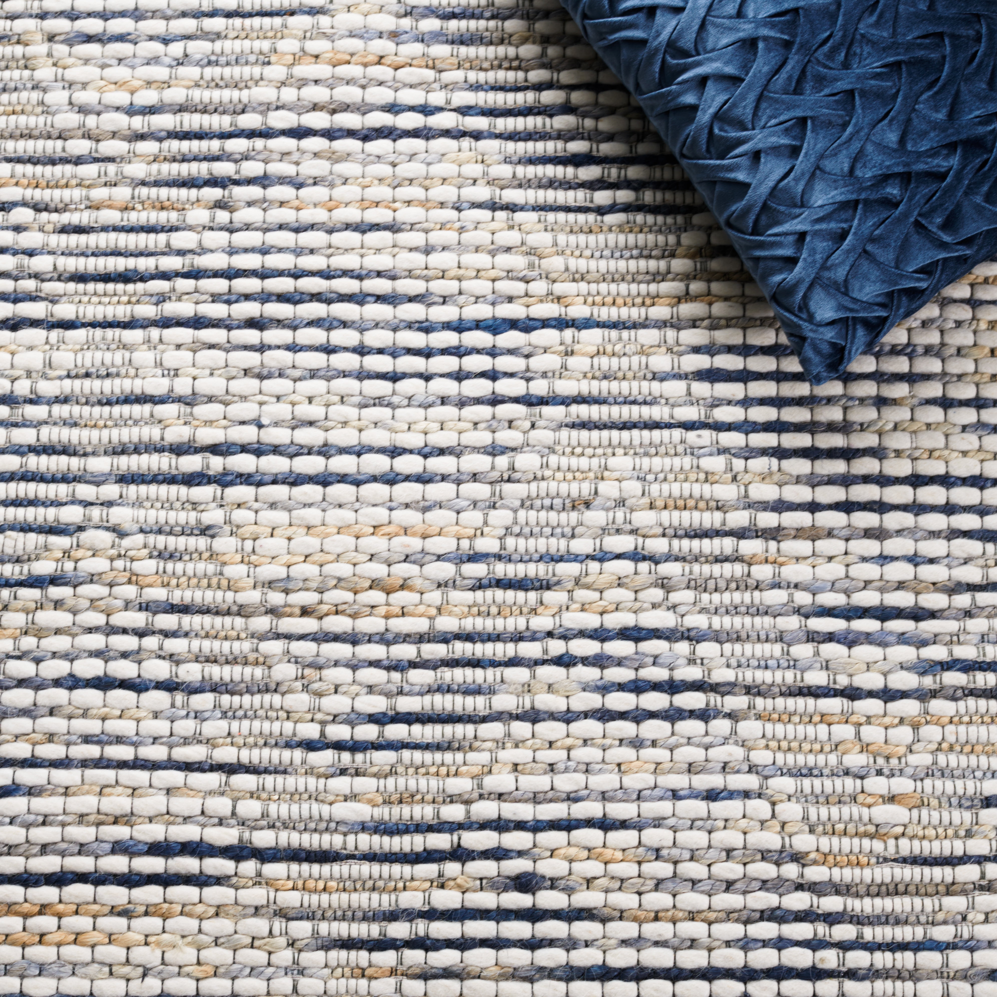 SAFAVIEH Marbella Zelma Diamond Area Rug, Ivory/Blue, 5' x 8'
