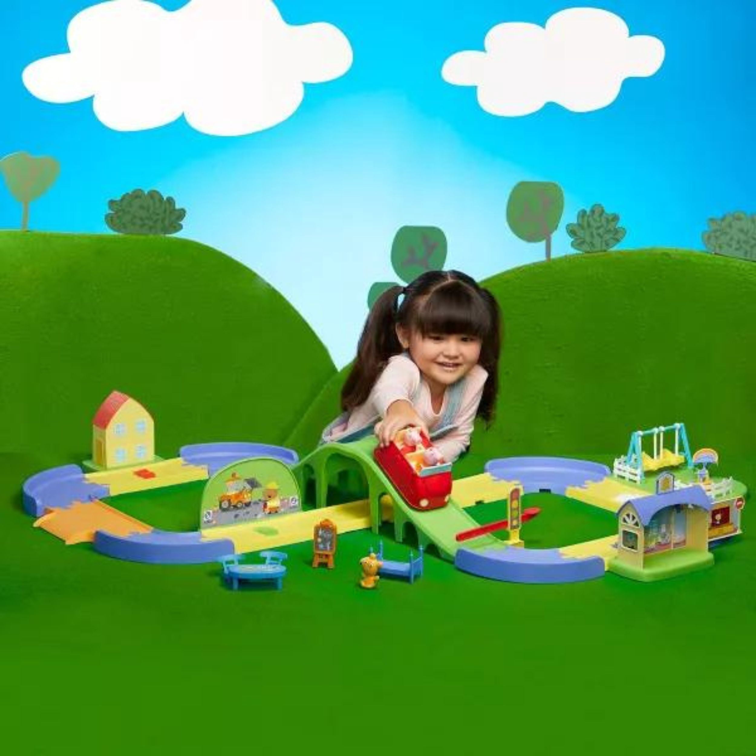 Peppa Pig All Around Peppa's Town Set with Adjustable Track Aged 3+