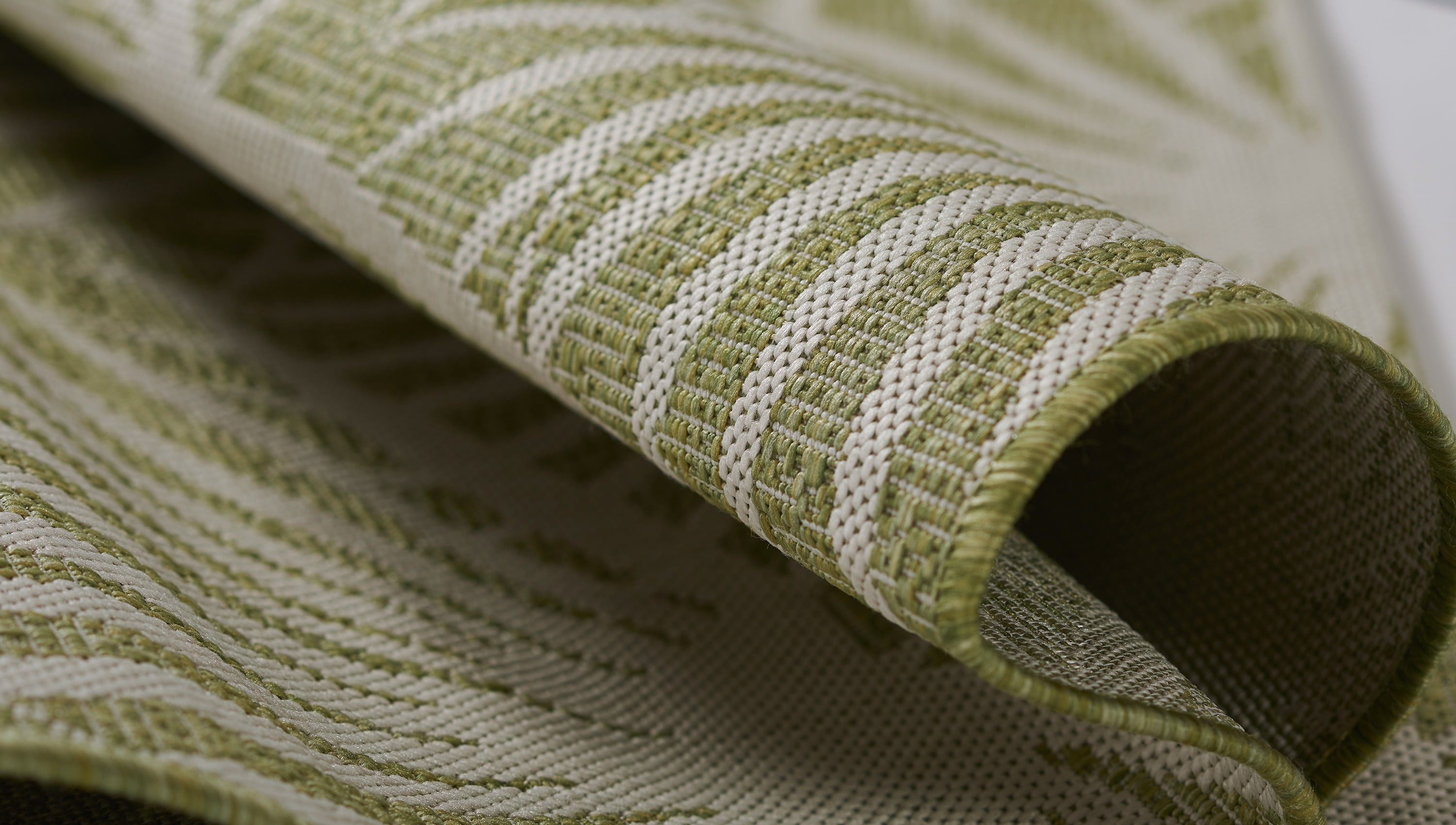 Novogratz by Momeni Villa Sorrento Green Indoor Outdoor Rug 5'3" X 7'6"