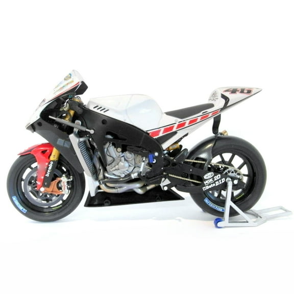Showcase Love for Bikes YZR-M1 2005 Replica, 1:18 Scale, Precise Details