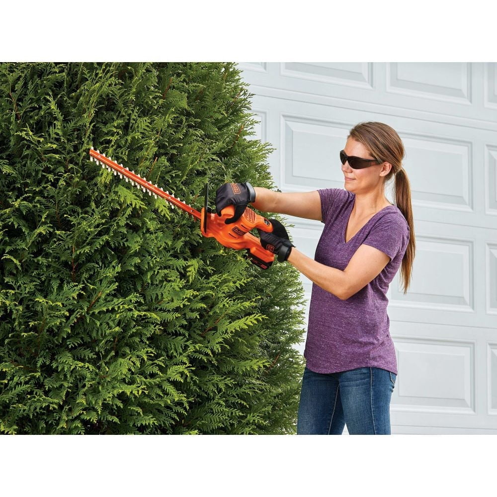 BLACK+DECKER 20V MAX* Hedge Trimmer Kit, 18-Inch, (LHT218D1AEV)