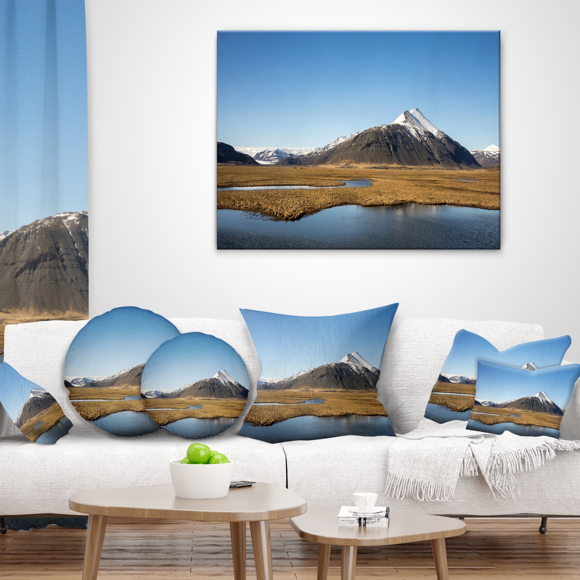 Designart Scenic Southern Iceland - Landscape Photography Throw Pillow - 18x18