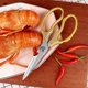 thumbnail image 2 of Tijeras de cocina, resistentes, afiladas, aptas para lavavajillas, accesorios de cocina dorados, tijeras de cocina para cocina, carne, pollo, pescado, aves de corral, pan de hierbas (dorado), 2 of 3