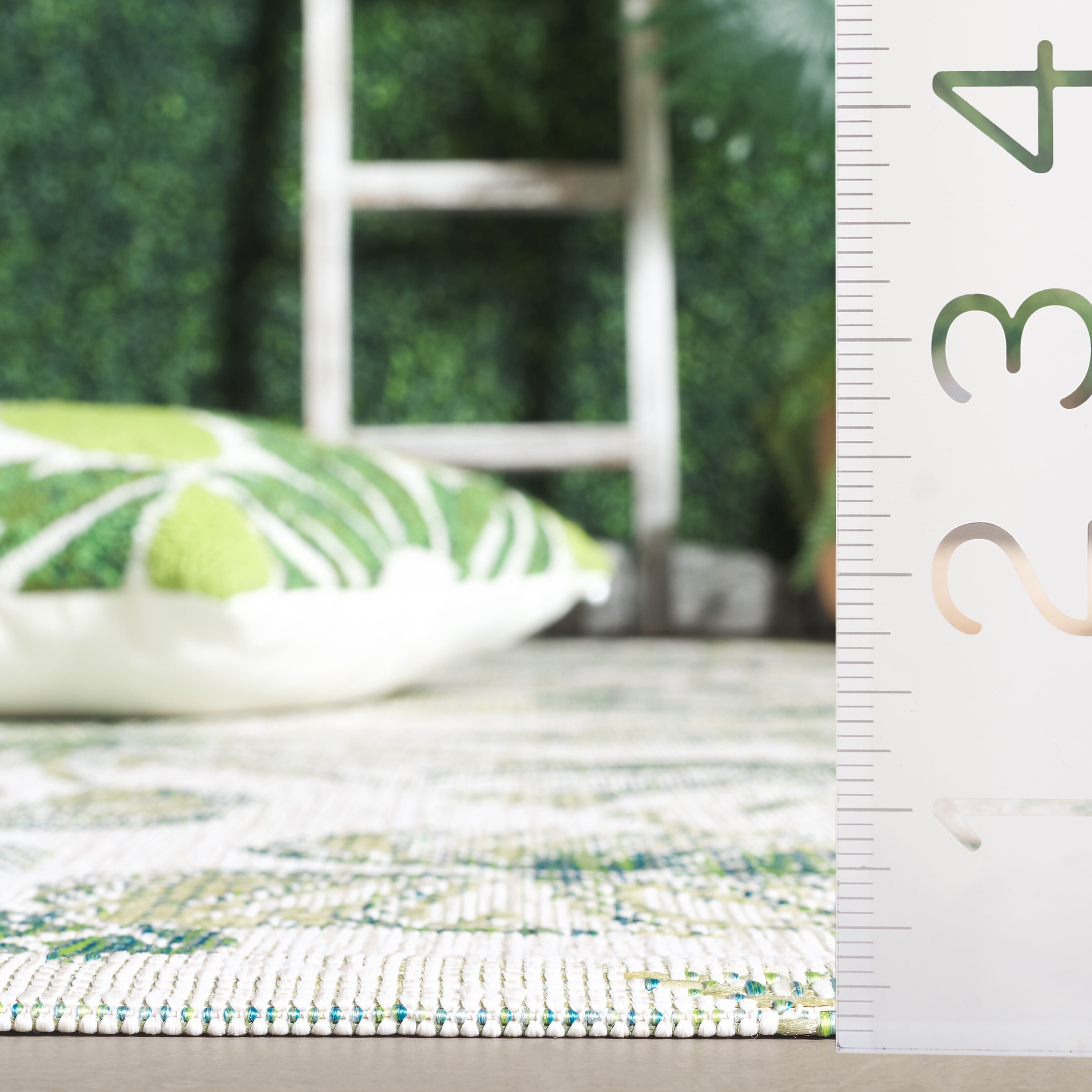 SAFAVIEH Courtyard Jaylen Botanical Indoor/Outdoor Area Rug, Ivory/Green, 5'3" x 7'7"
