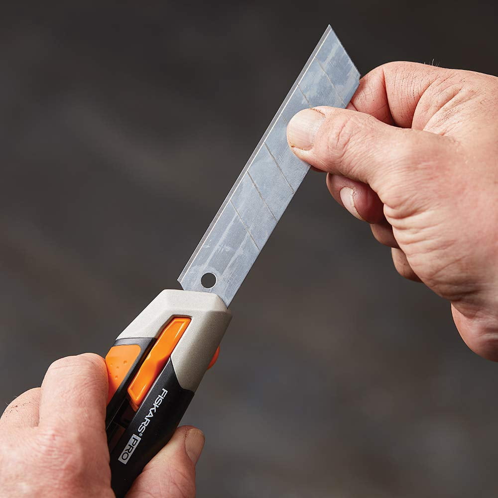 Fiskars 2829471 6 in. Pro Retractable Snap-Off Utility Knife - 6 Point, Orange