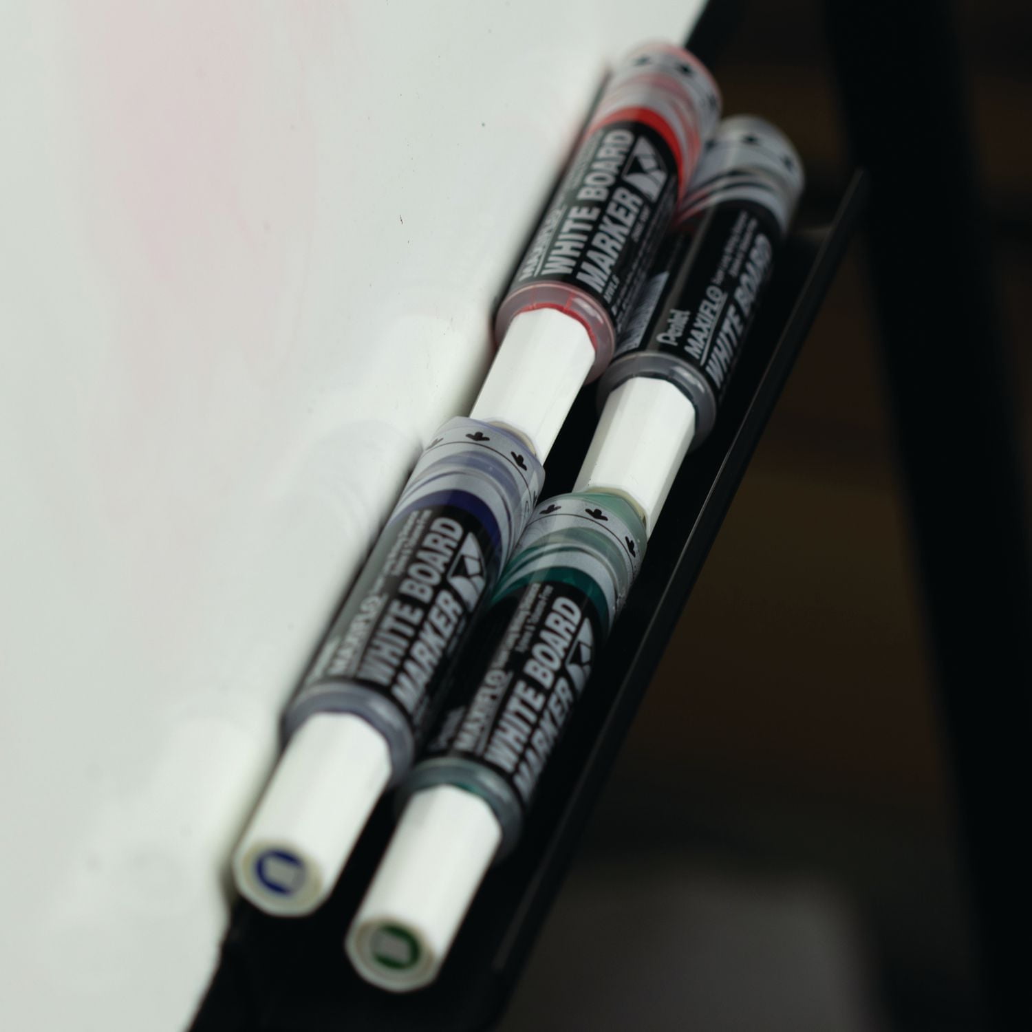 Marqueur pour tableaux blancs, encre liquide. Pointe biseautée. Paquet 4; Noir, Bleu, Rouge, Vert