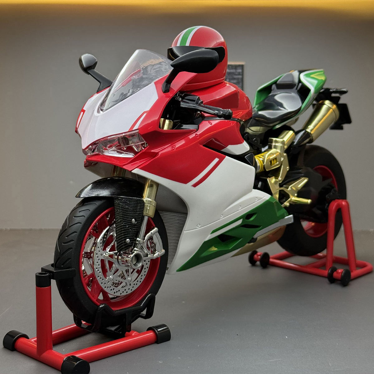 1:9 Alloy Motorcycle Model with Ignition System, Smoke Spray and Light & Sound Effects, Dynamic Motorbike for Home Display and Decoration, Idea as Gift for Adult Enthusiasts (Red)