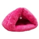 thumbnail image 1 of Cama para gatos en forma de zapatilla, cálida y cómoda para invierno, hecha de peluche ártico y algodón PP, disponible en rosa rojo, tamaño S, ideal para mascotas de hasta 4kg., 1 of 6