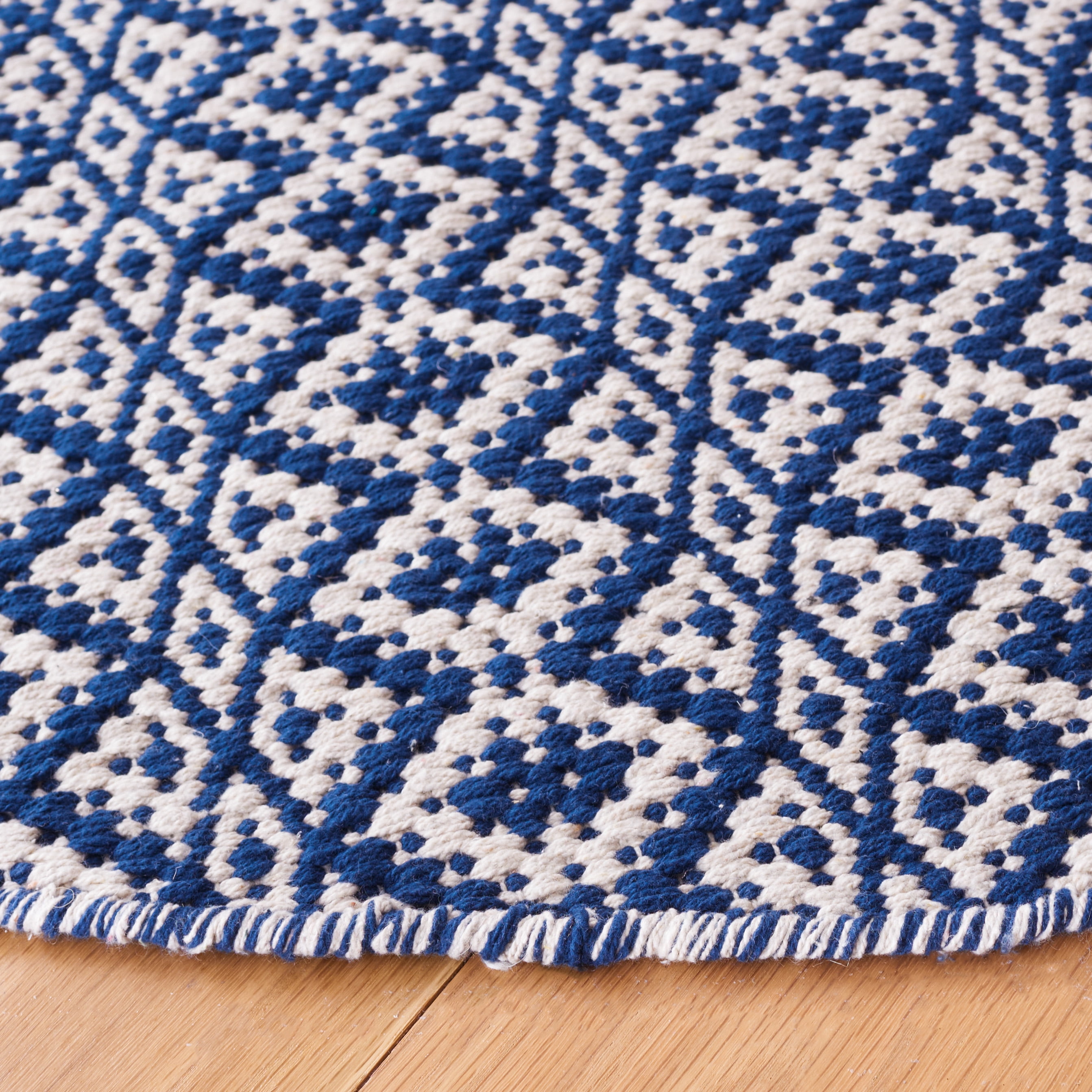 Safavieh Montauk Corrine Geometric Cotton Area Rug, Ivory/Navy, 6' x 6' Round