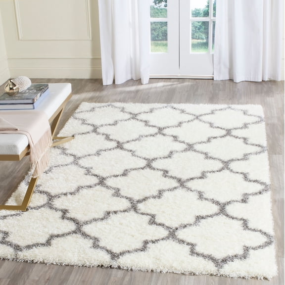 SAFAVIEH Montreal Lennart Geometric Quatrefoils Shag Area Rug, Ivory/Grey, 6'7" x 9'6"