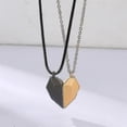 thumbnail image 3 of Juego de 2 Collares para parejas Yuxing colgante magnético Forma de corazón Oro y plata, 3 of 5