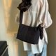 thumbnail image 4 of Bolso bandolera acolchado de nailon para mujer – Bolso cruzado de color liso para ir al trabajo, bolso pequeño de gran capacidad para guardar artículos esenciales diarios., 4 of 6