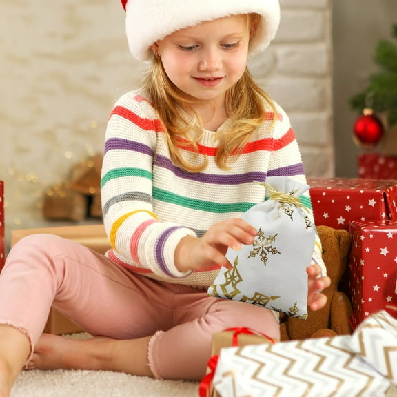 1 PC Small Velvet Drawstring Christmas Gift Bag Xmas Present Bag with Gold Foil Christmas Tree and Snowflake Design for Holiday Gift Wrapping