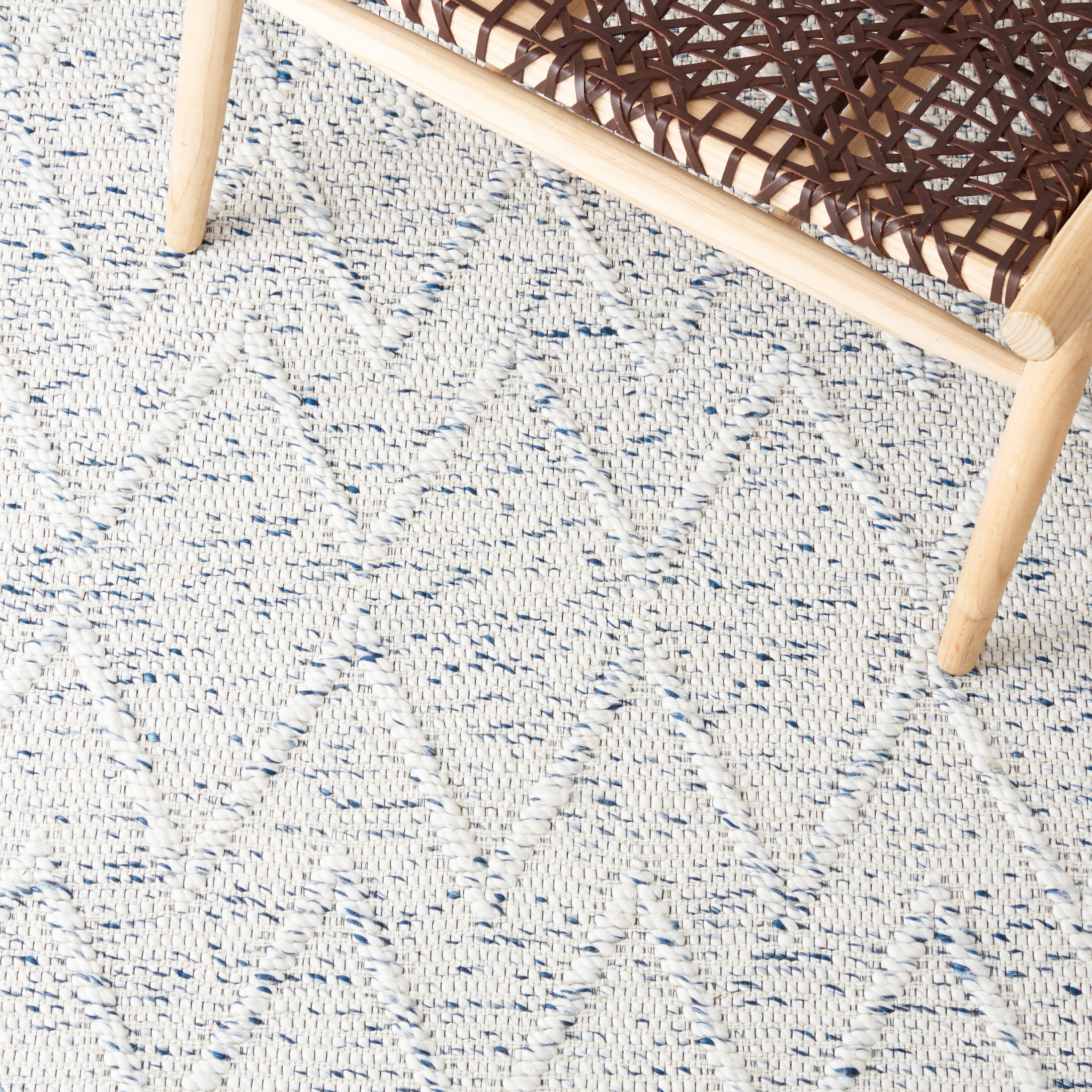SAFAVIEH Marbella Ciannait Distressed Runner Rug, Blue/Ivory, 2'3" x 8'