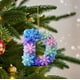 thumbnail image 4 of Colgante de árbol de Navidad acrílico 2D con 26 letras del alfabeto de copos de nieve | Adorno para mochila y coche | Bonito regalo navideño, 4 of 5