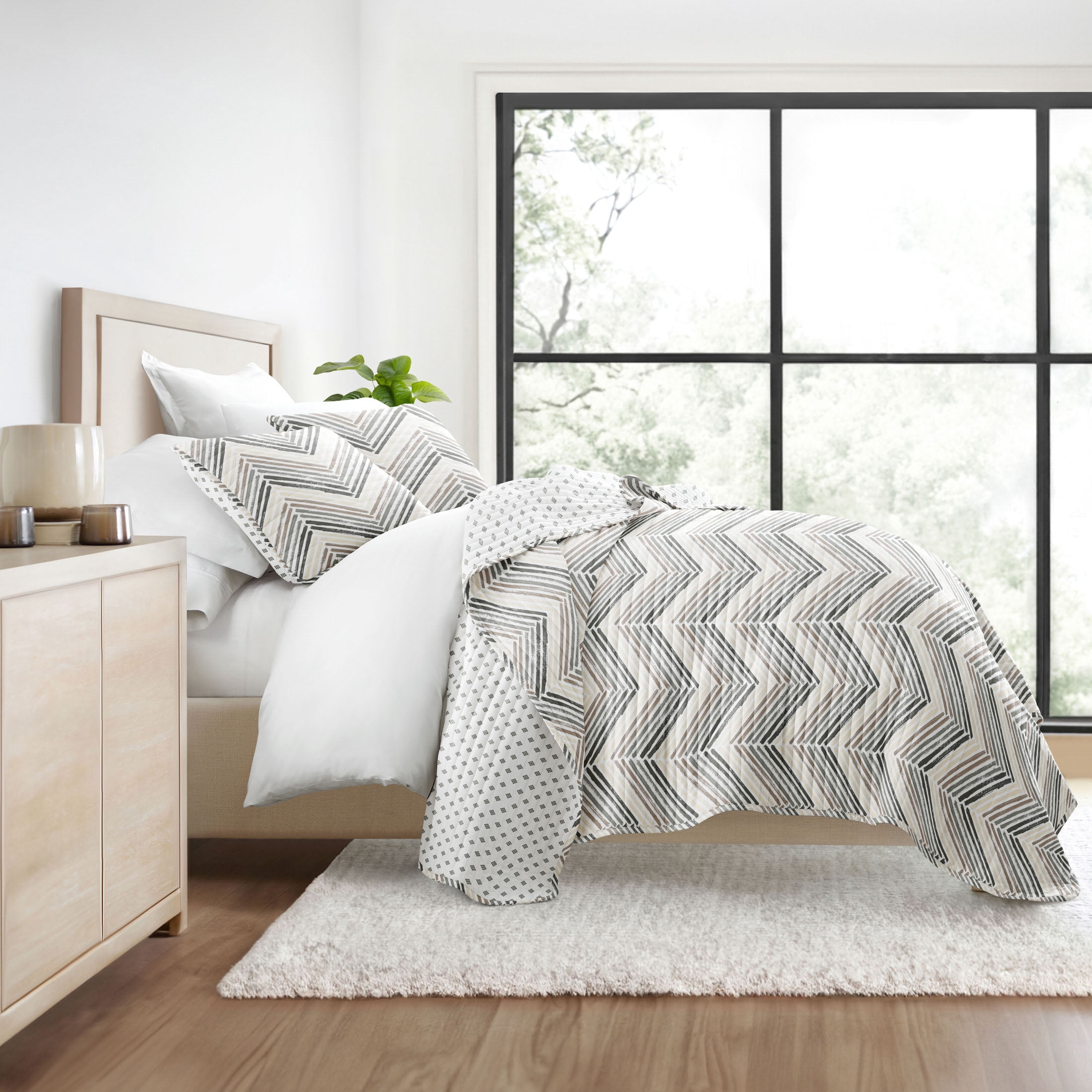 Lightweight Reversible Quilt Sets in Light Gray Painted Chevron Stitched Coverlet for Full/Queen Size Beds by Comfort Canopy