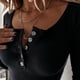 thumbnail image 4 of Túnica de manga larga con cuello en V y botones para mujer: top liso acanalado, estilo informal, poliéster, fácil de combinar con vaqueros/abrigos, para todas las estaciones., 4 of 8