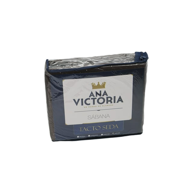 sábana king size ana victoria tacto seda color gris Empaque plástico frontal con etiqueta azul marino y blanca que muestra la marca ANA VICTORIA y el texto 'SÁBANA TACTO SEDA'; paquete rectangular brillante que contiene juego king size con sábana de cajón 2.40 x 2.40 m, sábana plana y funda de almohada.