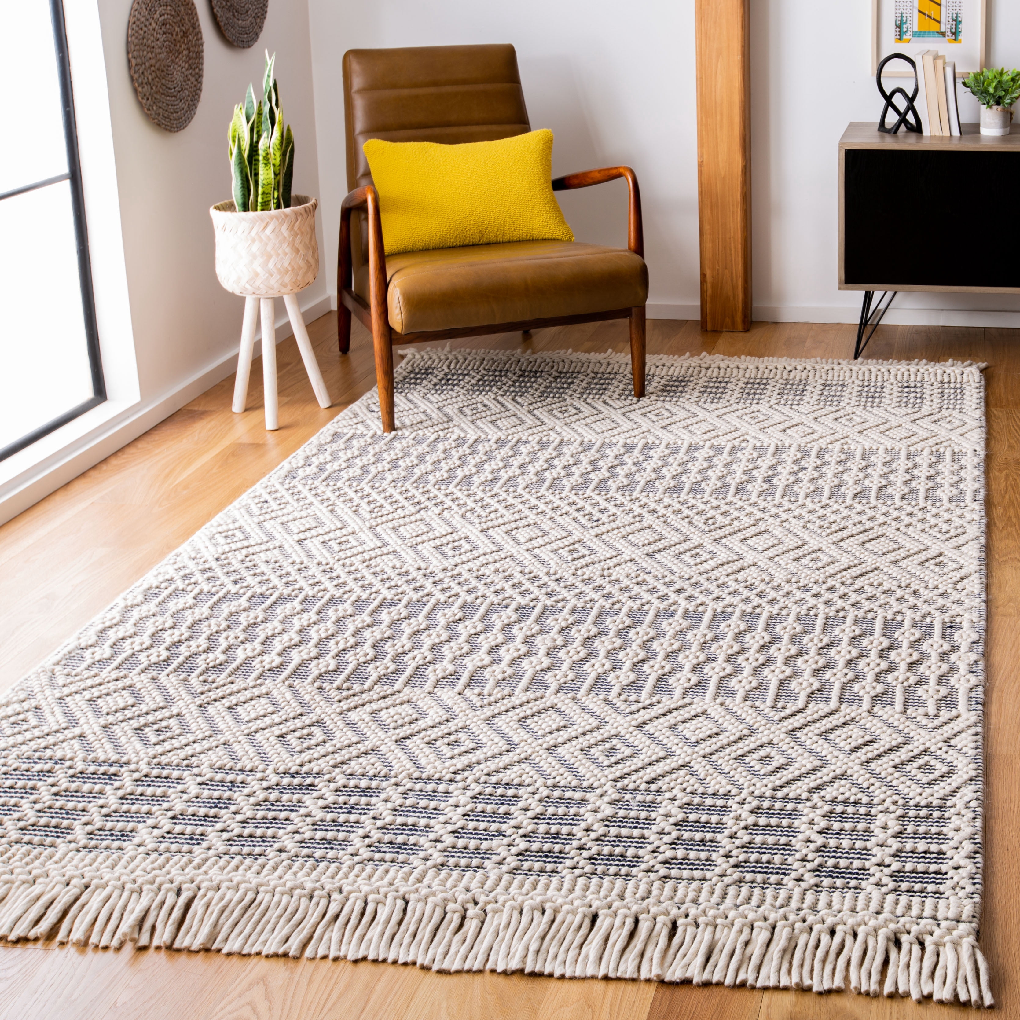 SAFAVIEH Natura Cordelia Southwestern Wool Area Rug, Ivory/Navy, 5' x 8'