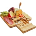thumbnail image 1 of Tabla de quesos de bambú y juego de cuchillos ideal para servir queso, galletas, salami y comida 33 cm x 33 cm x 3,5 cm, 1 of 4