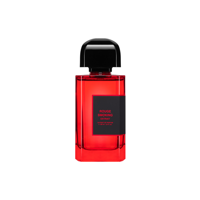 extracto de perfume bdk parfums rouge smoking extrait de parfum, muestra de 2 ml, frasco rectangular rojo translúcido frontal con etiqueta negra central que muestra el nombre y tapa negra brillante sobre fondo blanco minimalista.