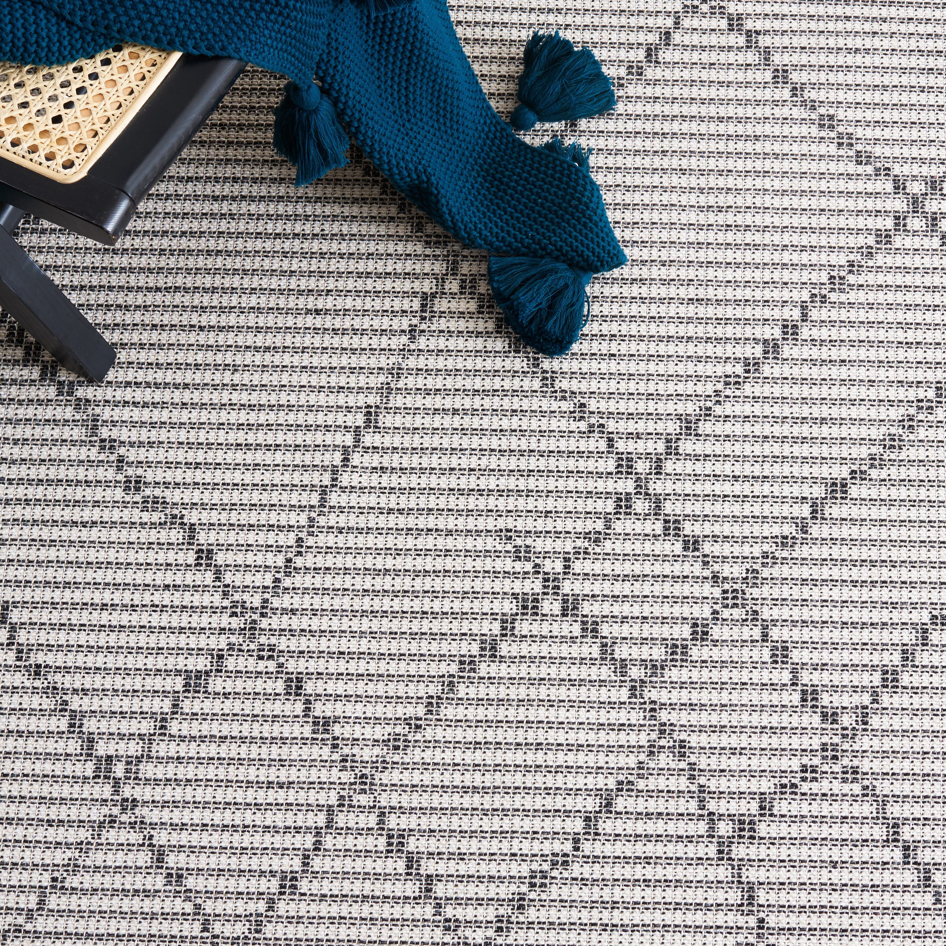 SAFAVIEH Augustine Jannine Geometric Area Rug, Ivory/Black, 5' x 7'7"