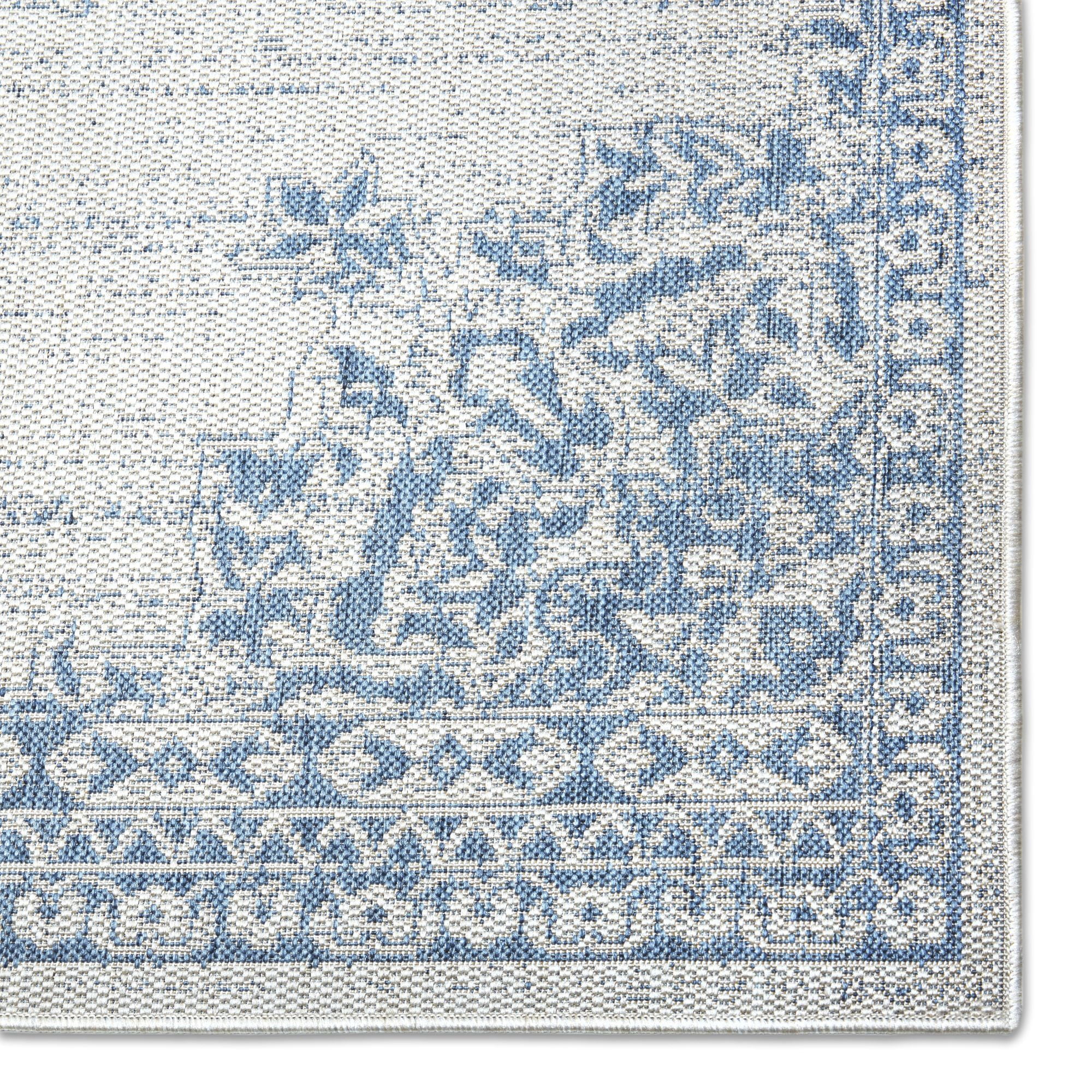 Nicole Miller New York Patio Country Azalea Transitional Medallion Indoor/Outdoor Area Rug, Grey/Blue, 3'11"x5'2"