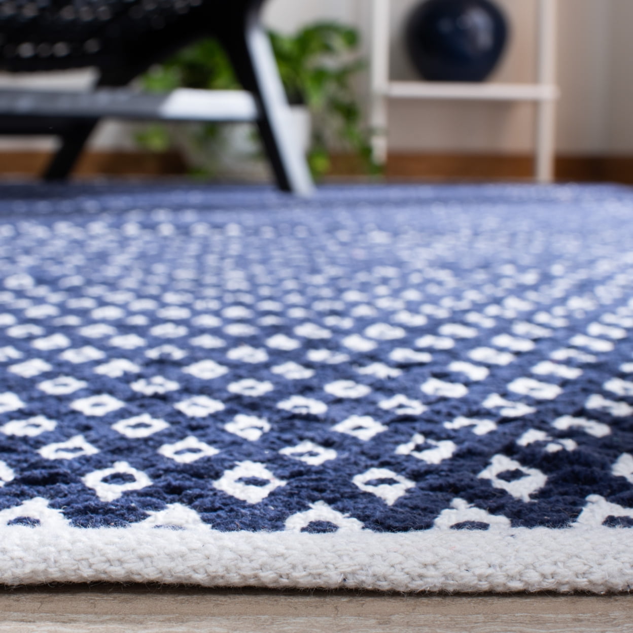 SAFAVIEH Boston Angelica Diamond Trellis Cotton Runner Rug, Navy, 2'3" x 7'
