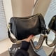 thumbnail image 3 of Bolso de moda retro para mujer, nuevo 2025, bolso de almohada versátil de color sólido para desplazamientos diarios, bolso de hombro informal de alta gama de nicho, 3 of 5