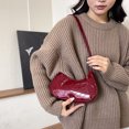 thumbnail image 2 of Bolso pequeño cuadrado de un solo hombro con diseño de diamante bordado de charol informal de moda 2025, nuevo estilo, color sólido, estilo de moda, para mujer, 2 of 5