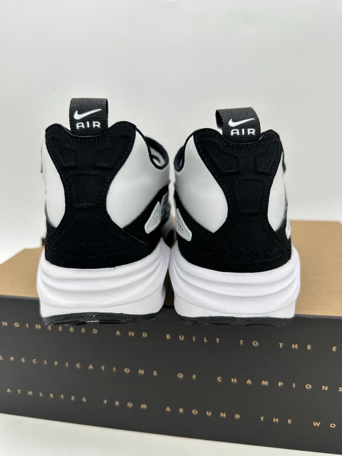 Nike Air Max SNDR Women's Size 8.5 White Black Running Athletic Shoes FZ2068 100