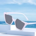 thumbnail image 4 of Gafas de sol cuadradas de estilo retro, montura grande con protección UV 4 y lentes tintadas. Violeta, 4 of 6