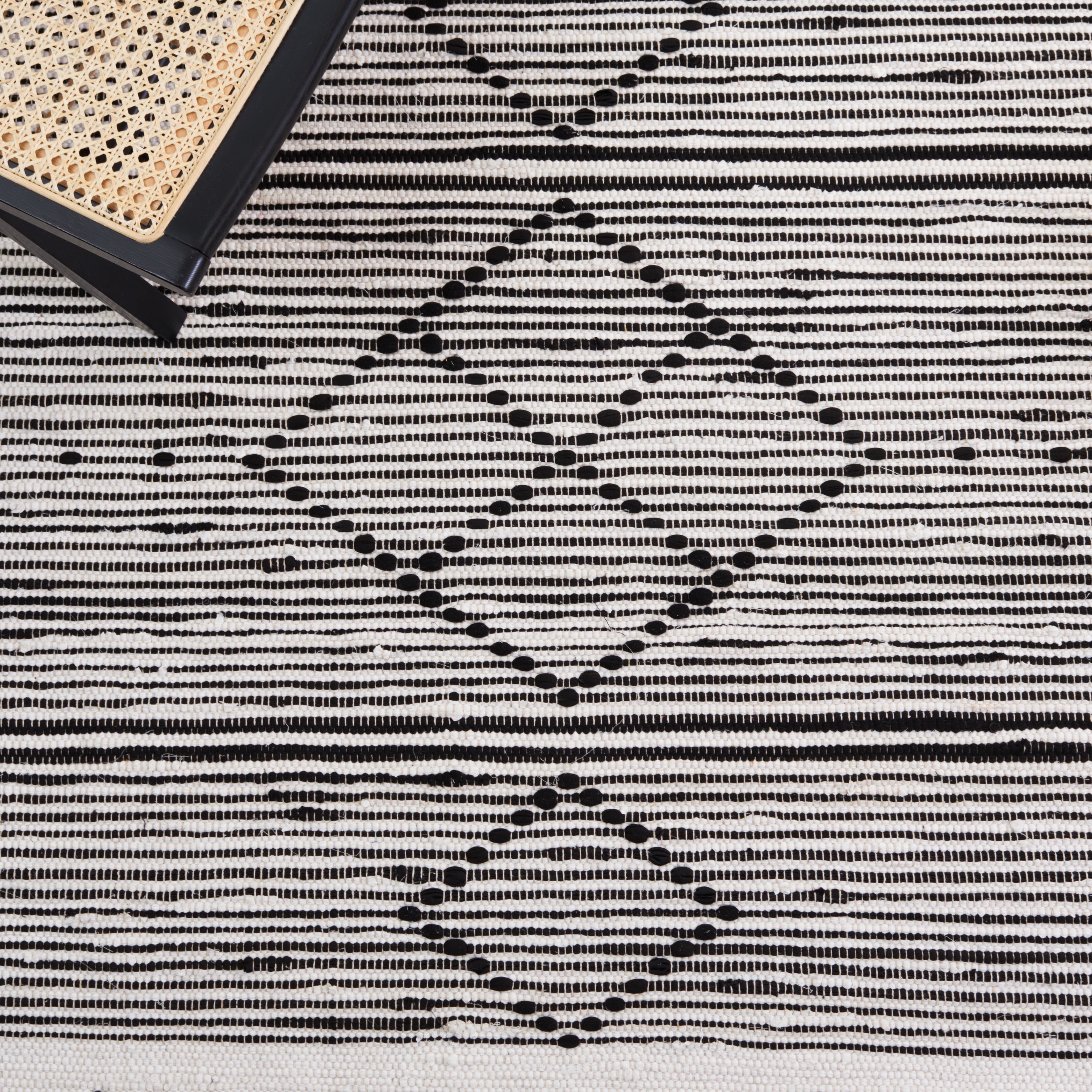 SAFAVIEH Striped Kilim Paulino Striped Cotton Runner Rug, Ivory/Black, 2'3" x 9'
