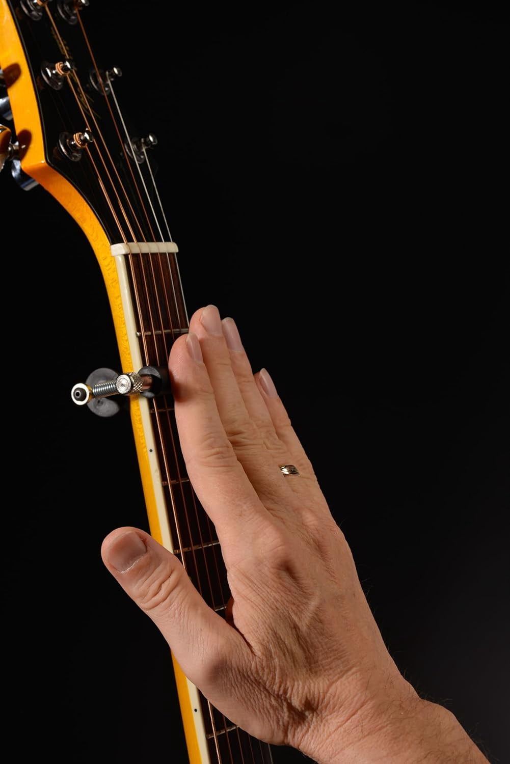 Guitar capo, electric guitar, folk guitar, acoustic guitar, sliding capo, scrolling capo, practical guitar