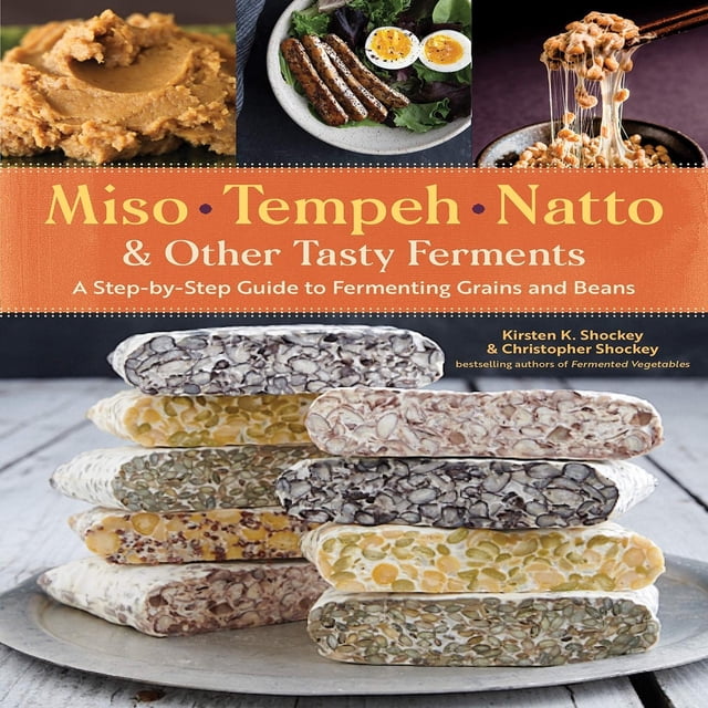 miso, tempeh, natto & other tasty ferments: a step-by-step guide to fermenting grains and beans blanco — edición en español; portada frontal con banda naranja de título y nombres de autores, primer plano de pasteles rectangulares de tempeh apilados que muestran granos y frijoles visibles sobre un plato, y tres fotos pequeñas arriba: miso untado, tempeh a la parrilla con huevo y natto elástico.