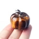 thumbnail image 5 of Wmhnj Calabaza miniatura hecha a mano con piedra de cristal natural. Adorno decorativo para mesa, ideal para Halloween y Accin de Gracias. Perfecto para la decoracin otoñal del hogar., 5 of 7
