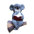 thumbnail image 1 of Abrazador de árbol de koala sentado con luz LED solar, estatua de jardín de libro de lectura de koala, figura de animal de resina para decoración al aire libre, 1 of 5