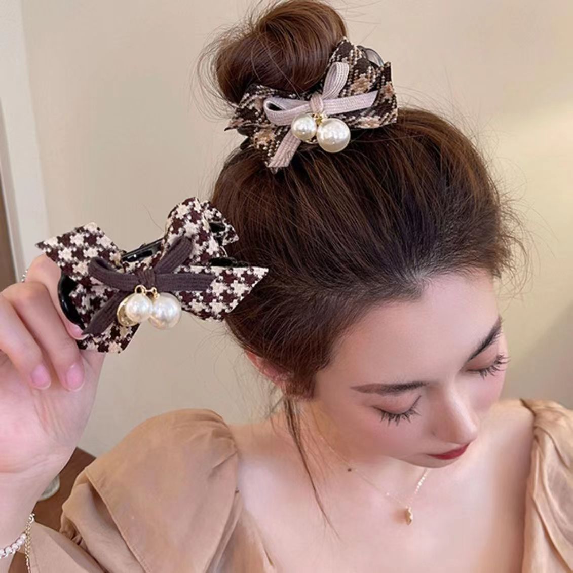 EKE Women’s Hair Clip Vintage Retro Back-Wear Elegant Hair Accessory with Fashion Texture