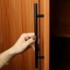 thumbnail image 2 of Manijas modernas para puertas de gabinetes de color negro, juego de 10, tiradores duraderos y elegantes para muebles de cocina y baño, 2 of 5