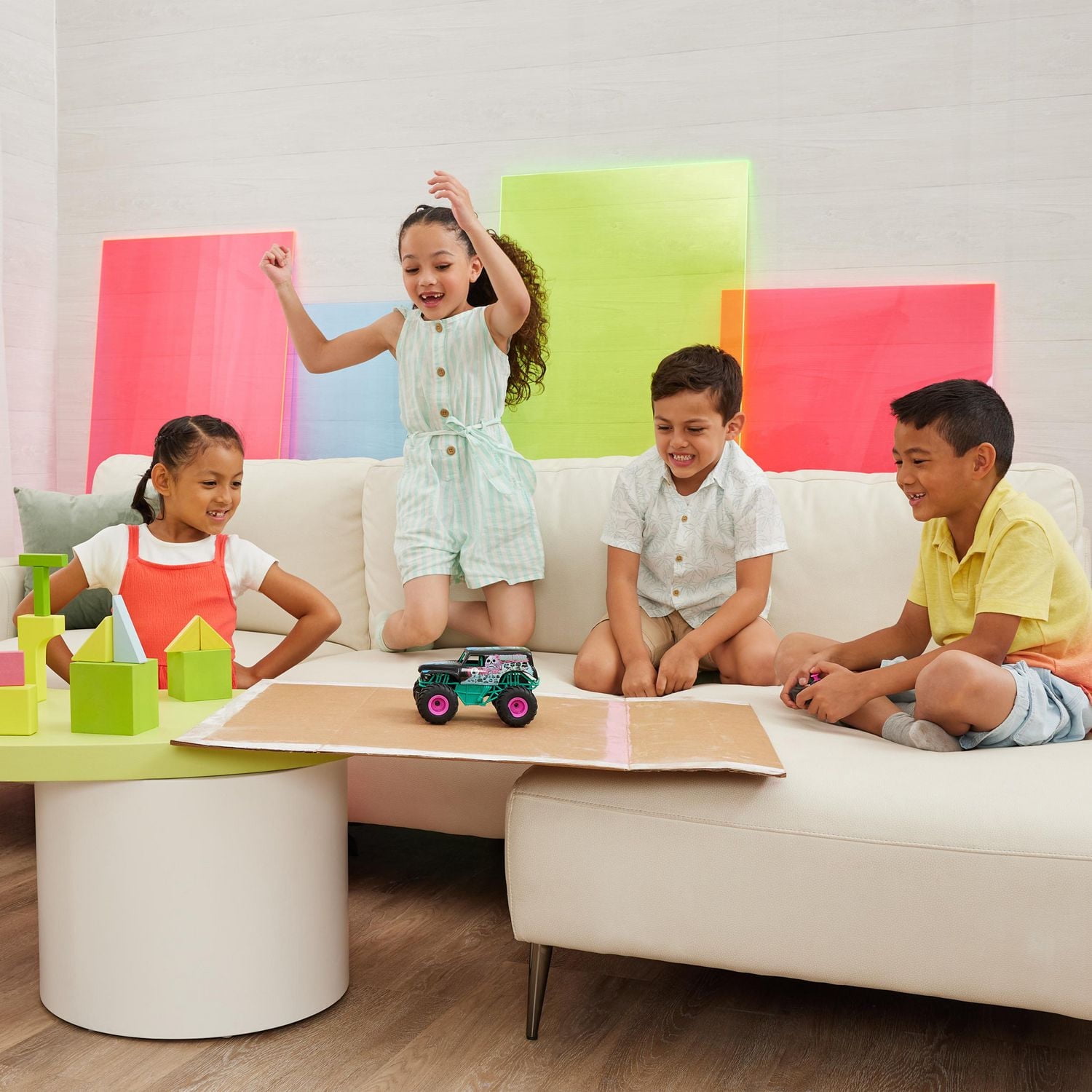 Monster Jam, Monster truck radiocommandé Grave Digger officiel à l'échelle 1:24, 2,4 GHz, thème Nitro Neon, jouets pour garçons et filles à partir de 4 ans