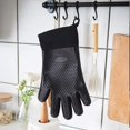 thumbnail image 3 of Guantes de Silicona Oso de Fresa Doble Capa Resistentes al Calor Negro, 3 of 5