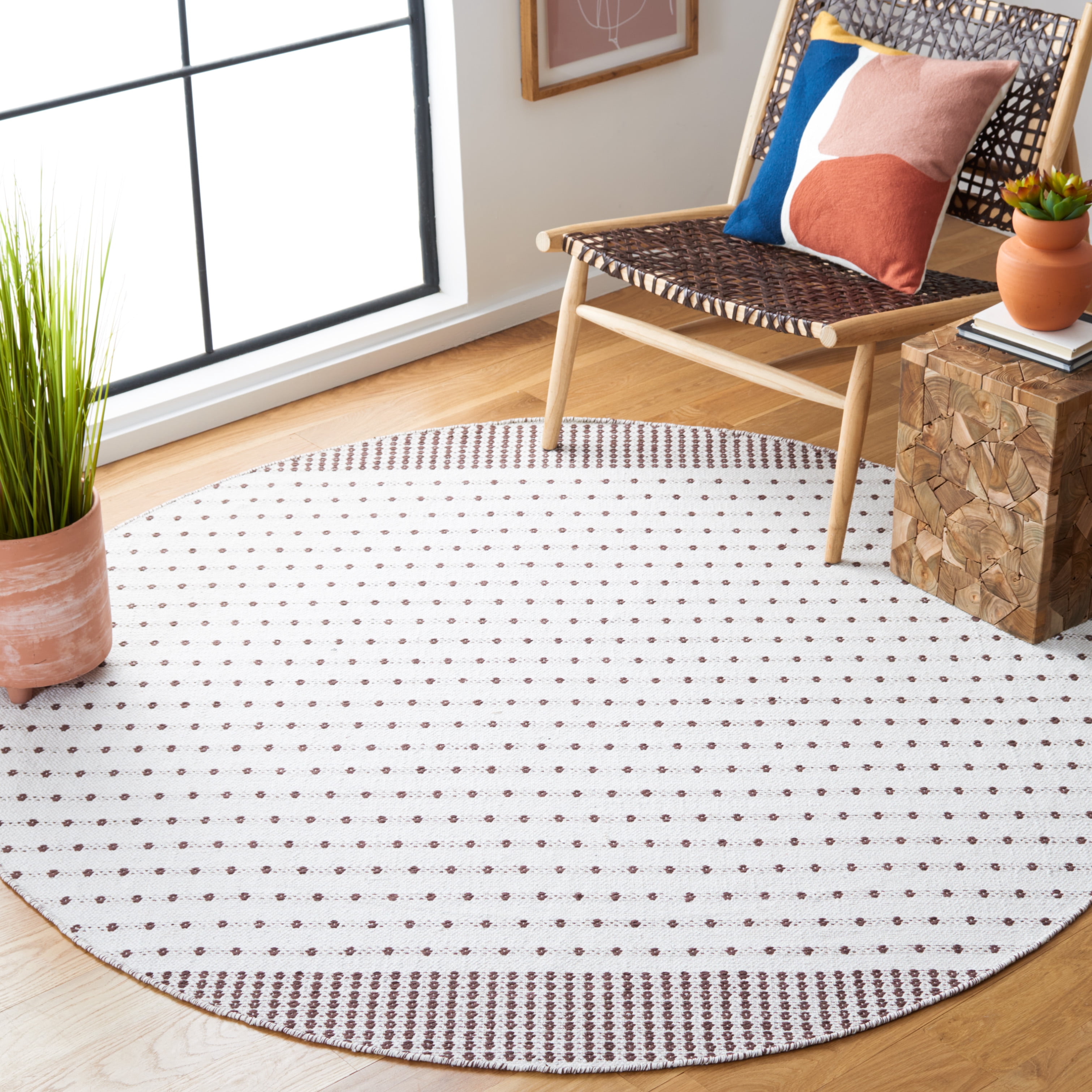 SAFAVIEH Montauk Nuala Abstract Dots Cotton Area Rug, Brown/Ivory, 6' x 6' Round