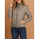 thumbnail image 5 of Chaqueta acolchada para mujer Inspire Chic con cuello alto, ligera, con capucha y cierre, talla L, color caqui, 5 of 6