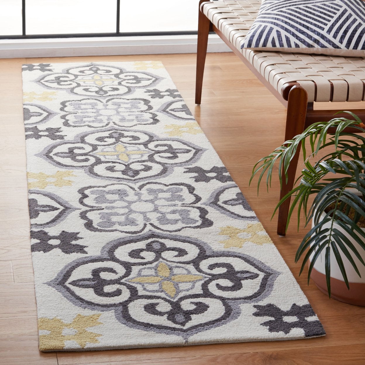 SAFAVIEH Four Seasons Katelynn Damask Polyester Area Rug, Grey/Ivory, 5' x 8'