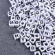 thumbnail image 5 of EeaseMX 800 cuentas acrílicas de 6 mm con letras del alfabeto para hacer joyas, pulseras, collares, juguetes educativos para niños, llaveros (blancas), 5 of 7