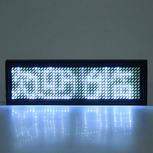 Etiqueta De Mensaje De Desplazamiento LED Chino 4 Caracteres Nombre De Pantalla Insignia Para Empleados Uniformados Verdes