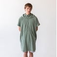 thumbnail image 1 of Poncho de Toalla Unisex con capucha CECO para cambiado y secado rápido de materiales reciclados, 1 of 5